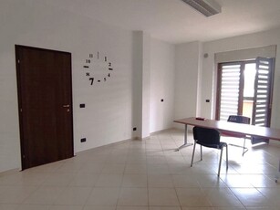 Ufficio in Affitto a L'Aquila, 350€, 50 m², arredato