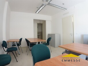 Ufficio in Affitto a Massa, 500€, 45 m²
