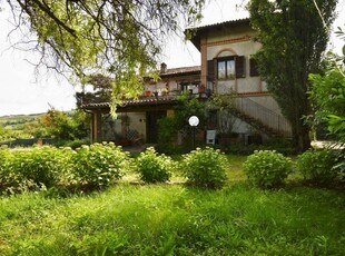 Vendiamo caratteristico casale a 9 minuti di auto dal paese!