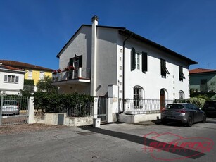 Villa bifamiliare in Vendita a Lucca, zona Arancio, 480'000€, 200 m²