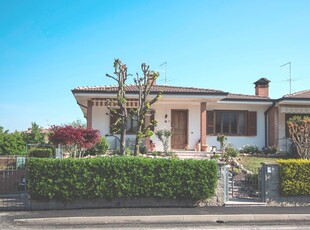 Villa bifamiliare in Via Aldo Moro , 11, San Giorgio Piacentino (PC)