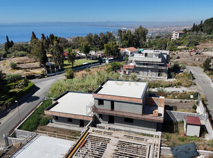 Villa con giardino in via luciano tomasello, Aci Catena