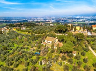 Villa con Piscina e Dependance in Vendita nelle Serene Colline di Scandicci a Firenze