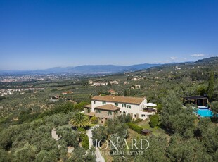 Villa con piscina e oliveto in vendita in Toscana