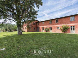 Villa di pregio in vendita nella campagna di Lucca