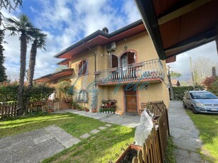 Villa in Vendita a Massa, zona Ronchi, 665'000€, 170 m²