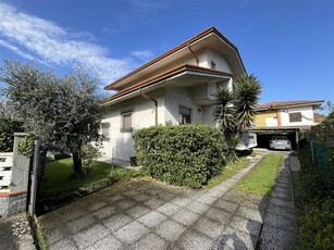 Villa in Vendita a Massa, zona Ronchi, 750'000€, 270 m²