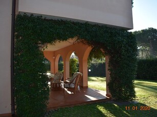Villa in Vendita a Massa, zona Ronchi, 850'000€, 165 m², arredato