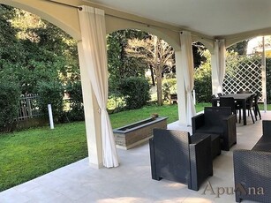Villa in Vendita a Massa, zona Ronchi, 920'000€, 250 m², arredato, con Box