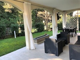 Villa in Vendita a Massa, zona Ronchi, 920'000€, 250 m², arredato, con Box