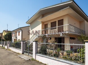 Villa in vendita a Novi di Modena
