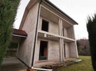 Villa in Vendita a Oggiono - 325000 Euro