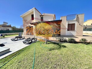 Villa in Vendita a Siracusa, zona Plemmirio, 268'000€, 110 m²