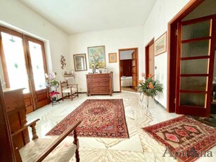 Villa in Vendita ad Carrara - 650000 Euro