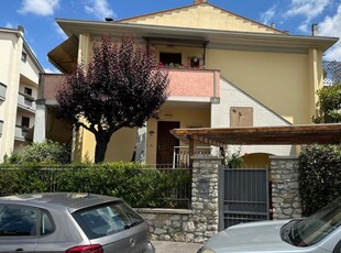 villa indipendente in affitto a Prato