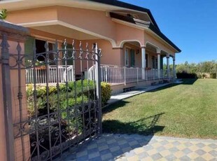 Villa Singola in Vendita ad Viareggio - 750000 Euro