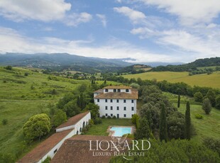 Villa storica in vendita immersa nel verde ad Arezzo