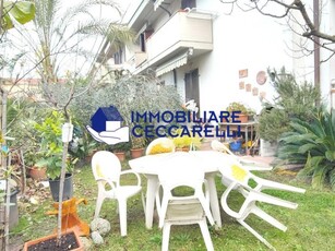 Villetta a schiera in Vendita a Massa, zona Marina di Massa, 455'000€, 200 m², con Box