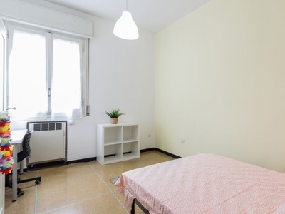 Camera in appartamento con 3 camere da letto, Mazzini, Bologna