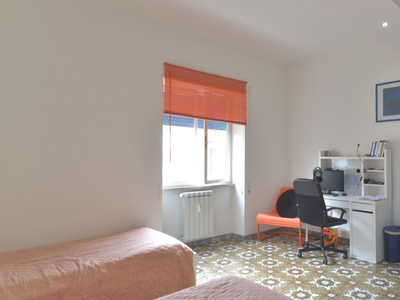 Elegante camera in appartamento con 5 camere da letto a Marconi, a Roma