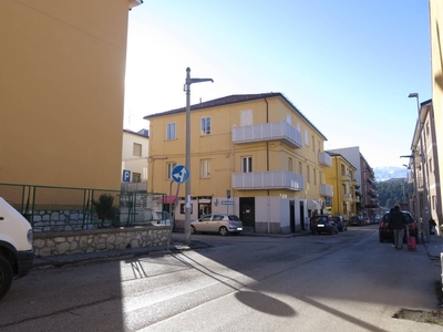 Trilocale in Via cardinale mazzarino, L'Aquila, 1 bagno, 60 m²