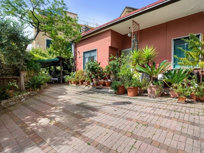 Casa indipendente con terrazzo a Rapallo