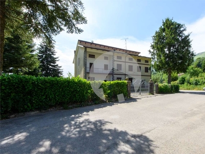 Appartamento a Villa Minozzo, 16 locali, 4 bagni, giardino privato