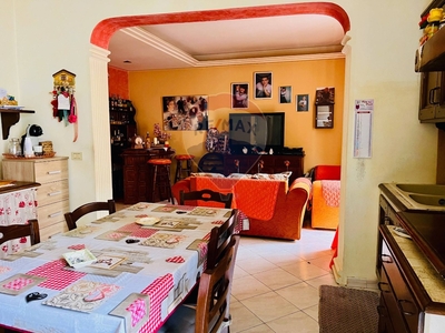 Appartamento in Via Belle, Ragusa, 6 locali, 120 m², multilivello