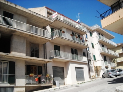 Appartamento in Via Saragat, Scicli, 5 locali, 2 bagni, con box
