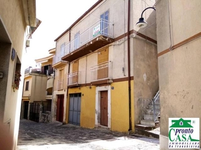 Casa indipendente a Monterosso Almo, 7 locali, 2 bagni, arredato