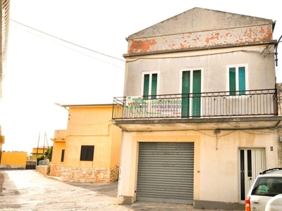 Casa indipendente a Ragusa, 3 locali, 2 bagni, con box, arredato
