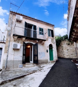 Casa indipendente a Ragusa, 4 locali, 2 bagni, 92 m² in vendita