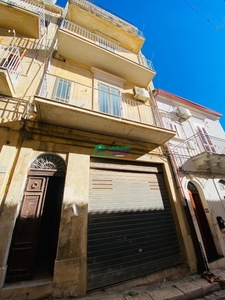 Casa indipendente a Ragusa, 5 locali, 3 bagni, con box, 400 m²