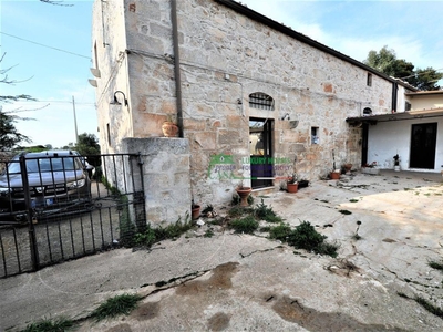 Casa indipendente a Ragusa, 6 locali, 2 bagni, con box, arredato