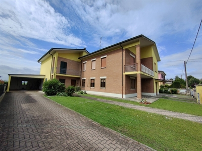 Casa indipendente a Reggiolo, 9 locali, 2 bagni, 250 m², terrazzo