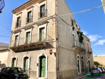 Casa indipendente a Santa Croce Camerina, 4 bagni, con box, arredato