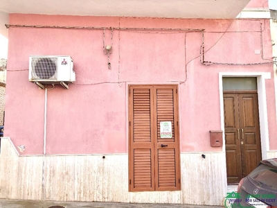 Casa indipendente a Santa Croce Camerina, 4 locali, 2 bagni, con box