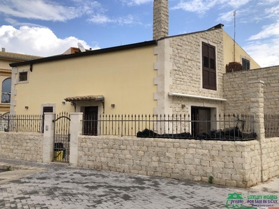 Casa indipendente a Santa Croce Camerina, 5 locali, 2 bagni, arredato