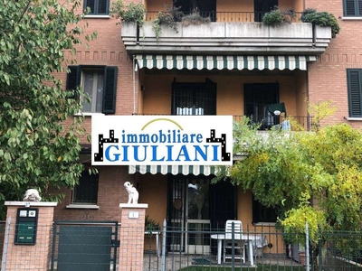 Casa semindipendente a Reggio nell'Emilia, 8 locali, 2 bagni, garage