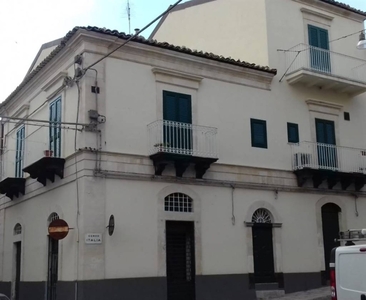 Palazzo a Ragusa, 9 locali, 290 m², piano rialzato, aria condizionata