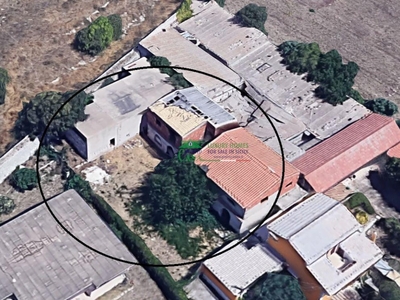 Rustico a Ragusa, 10 locali, 3 bagni, con box, 450 m² in vendita