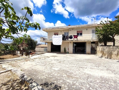 Villa a Ragusa, 6 locali, 2 bagni, giardino privato, 214 m², terrazzo