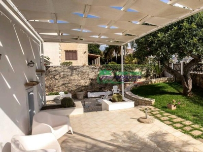 Villa a Ragusa, 8 locali, 4 bagni, con box, arredato, 240 m², terrazzo