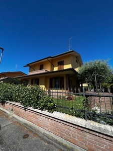 Villa a Reggiolo, 8 locali, 2 bagni, giardino privato, arredato