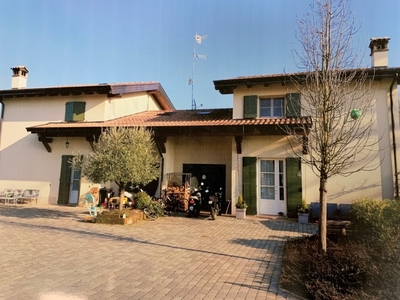 Villa a schiera a Reggio nell'Emilia, 4 locali, 2 bagni, posto auto