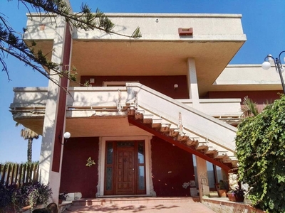 Villa in Via Bretagna, Scicli, 10 locali, 4 bagni, con box in vendita