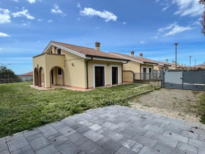 Villa in Via Finlandia, Albano Laziale, 1 bagno, giardino in comune