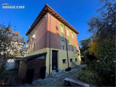 Casa indipendente a Modena, 8 locali, 3 bagni, giardino privato