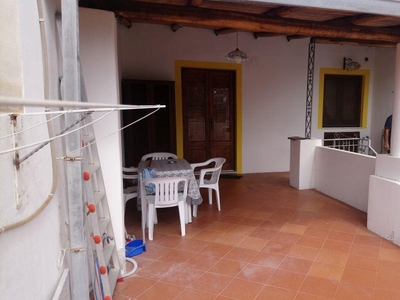 Casa indipendente con terrazzi in via zinzolo, Lipari