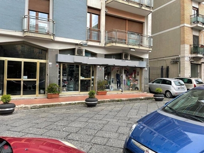 Negozio/Locale commerciale in Affitto in Piazza Alfonso Ruggiero a Caserta